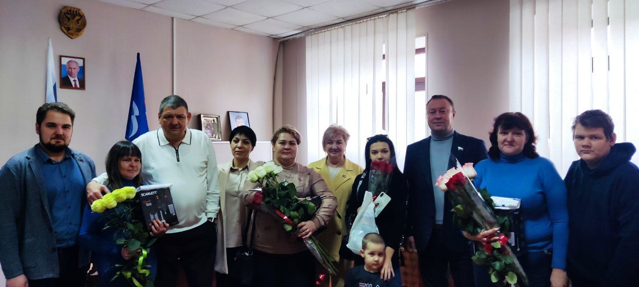 Глава муниципального образования городского округа Горловка поздравил горловчанок с предстоящим Днем матери.