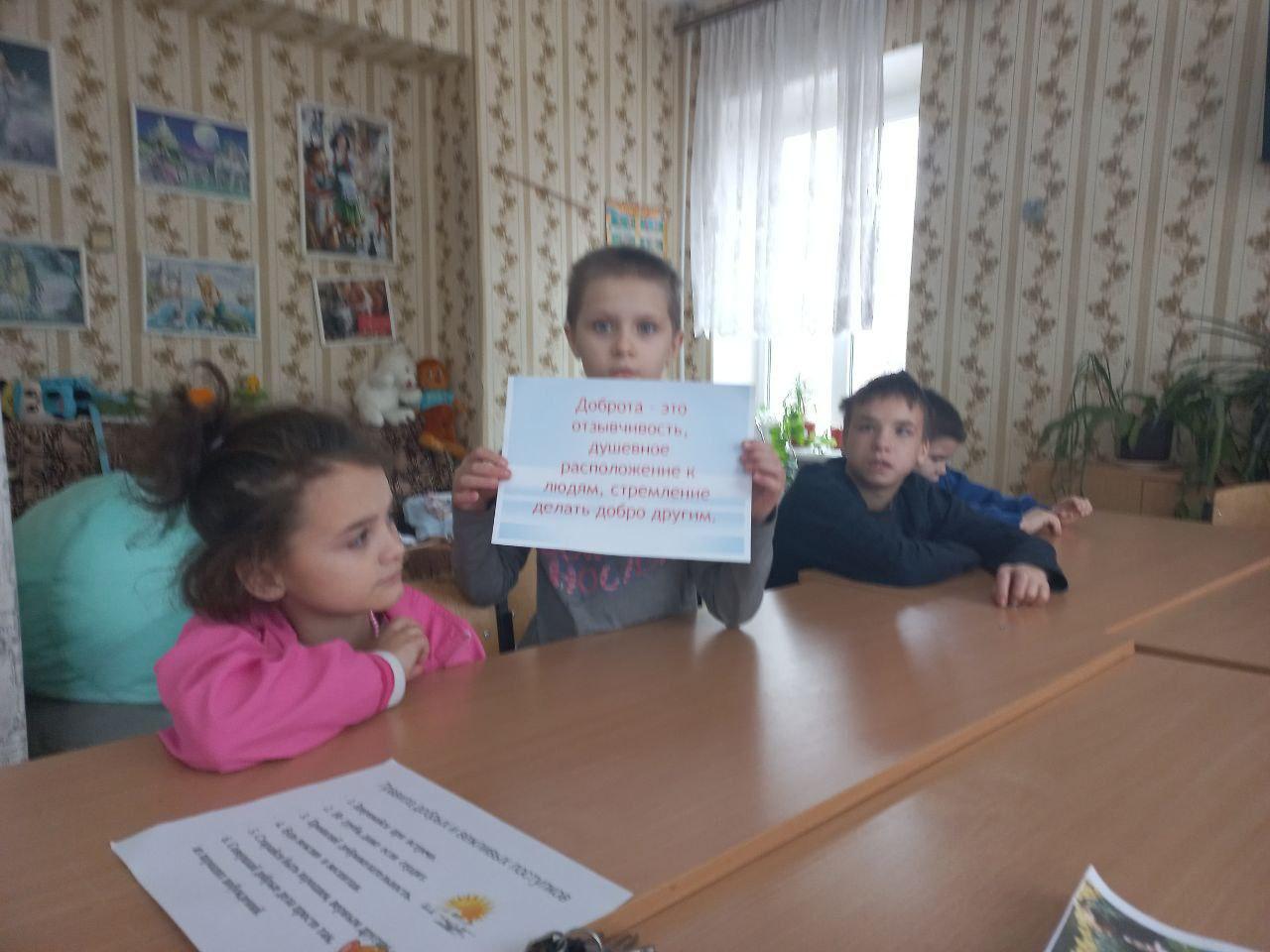 В Горловском социальном центре прошло тематическое занятие «Будьте добрыми, человечными».