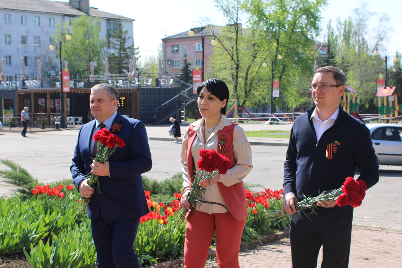 В Горловке состоялось возложение цветов к подножию памятного знака горловчанам-участникам ликвидации трагедии на ЧАЭС.