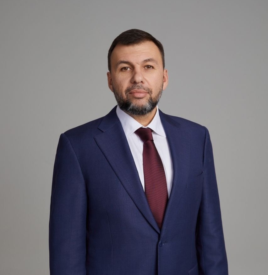 Иван Приходько поздравляет Главу ДНР Дениса Пушилина с днем рождения.