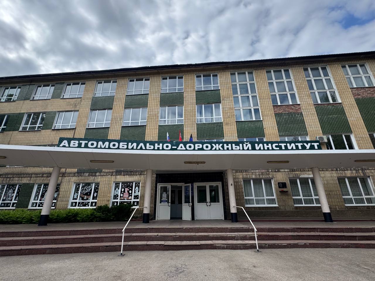 В преддверии Дня Победы Автомобильно-дорожный институт с гордостью присоединился к акции «Окна Победы».