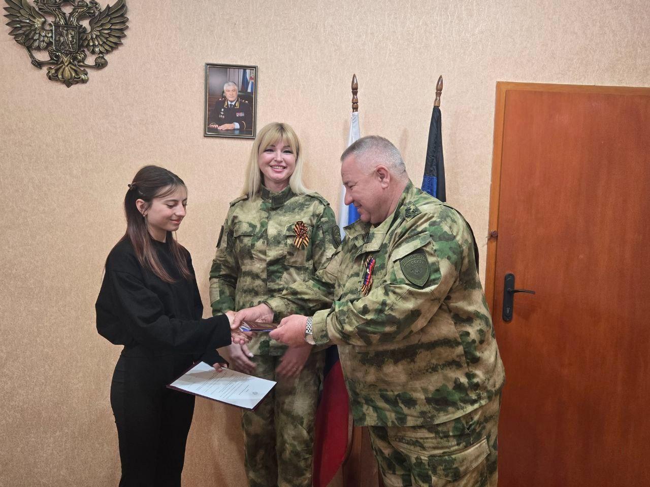 Сотрудники полиции вручили первые паспорта юным горловчанам.