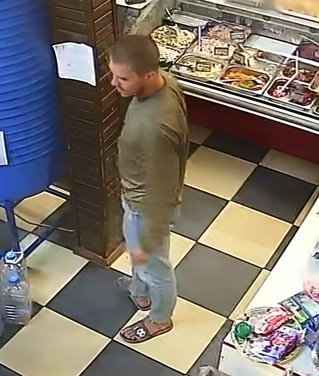 👮‍♂️Полицейские устанавливают личность мужчины, подозреваемого в краже велосипеда.