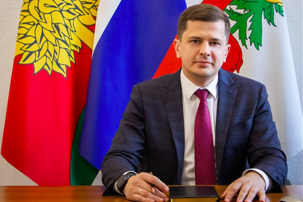 Иван Приходько поздравляет Вячеслава Жабина с избранием на пост главы Ельца.