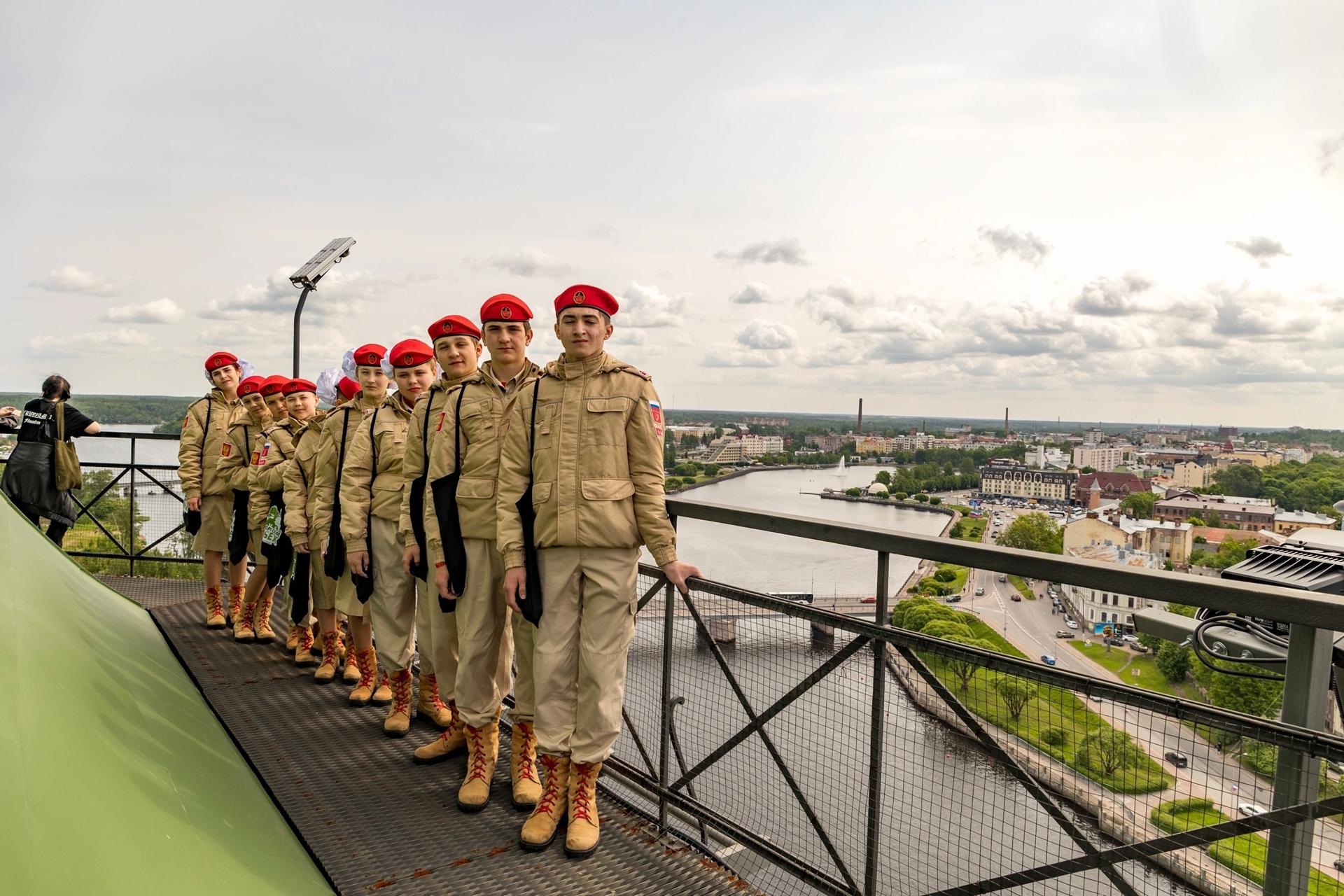 Юнармейцы из Горловки посетили Выборгский замок в Ленобласти.