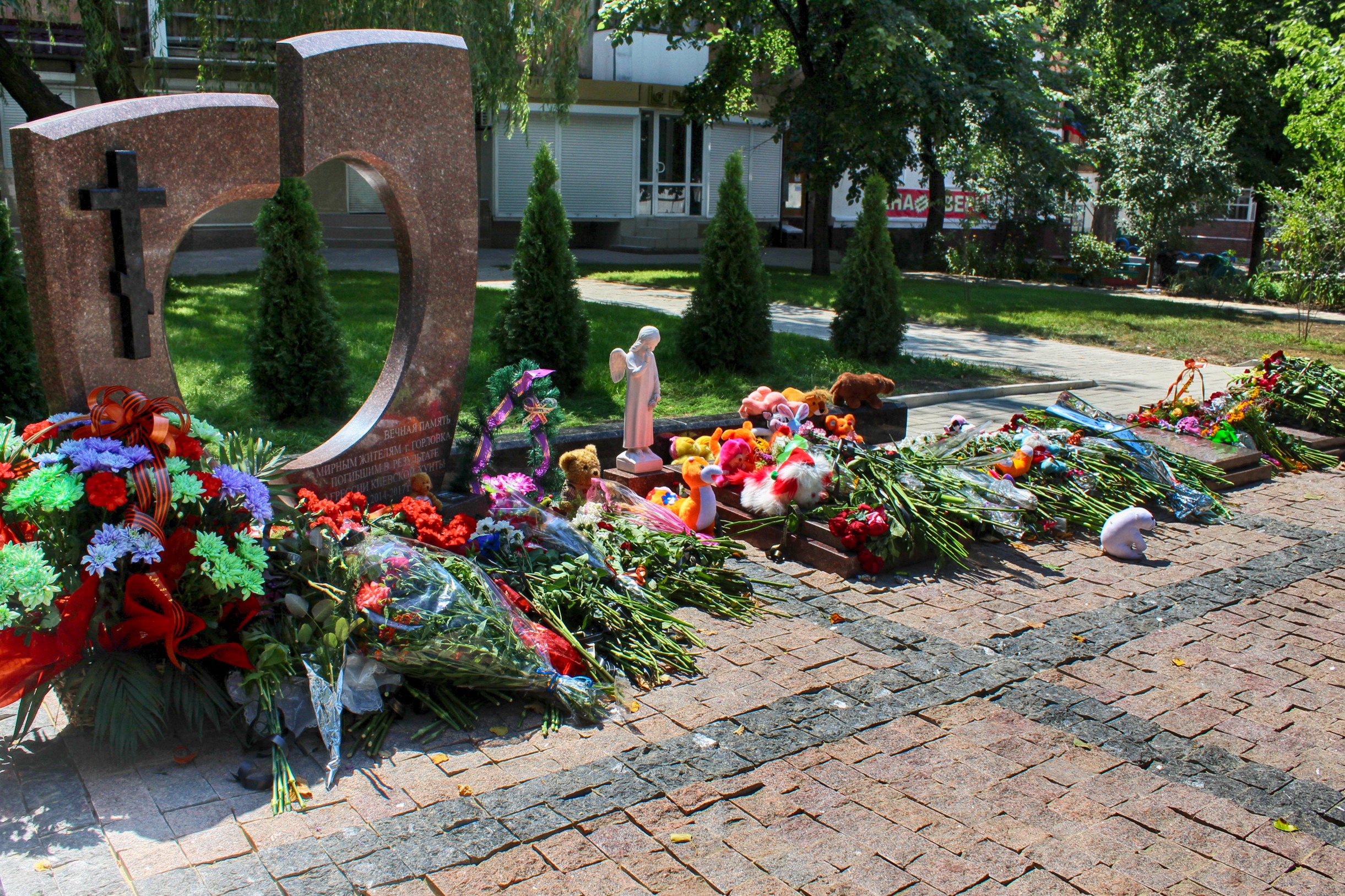 «Памятный знак погибшим мирным жителям города Горловка».