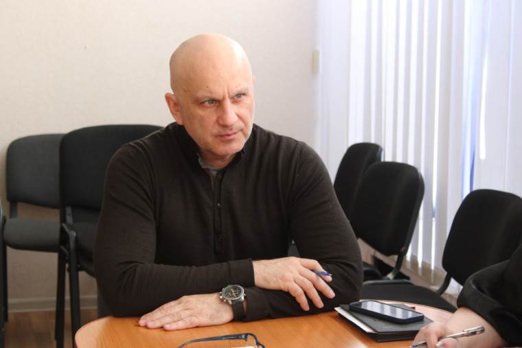 Директор Департамента жилищно-коммунального хозяйства администрации городского округа Горловка Юрий Перебейнос провел прием граждан. Директор Департамента жилищно-коммунального хозяйства администрации городского округа Горловка Юрий Перебейнос провел прием граждан.