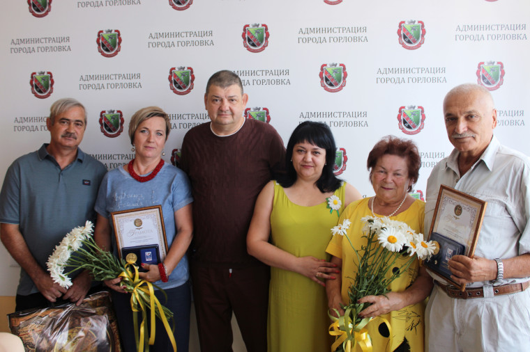 Глава муниципального образования городского округа Горловка Иван Приходько поздравил семьи с Днем семьи, любви и верности. Глава муниципального образования городского округа Горловка Иван Приходько поздравил семьи с Днем семьи, любви и верности.