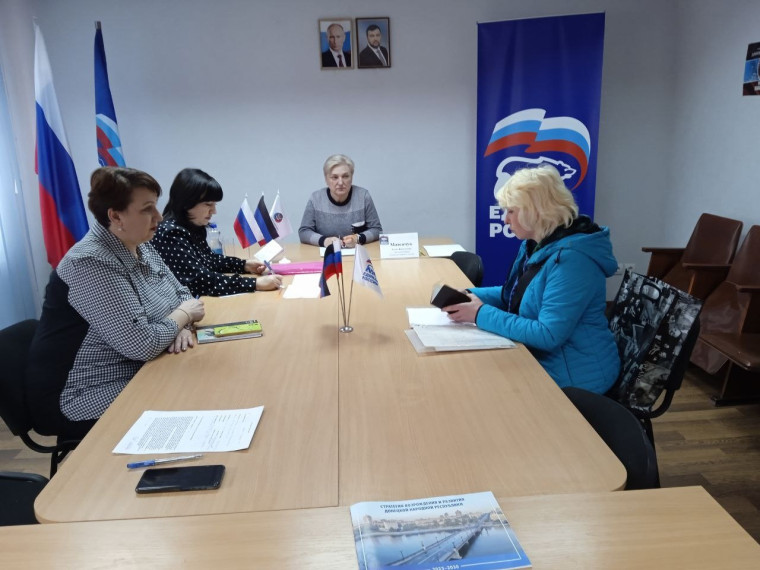 Глава администрации Калининского района города Горловка Елена Матенчук провела выездной прием граждан в местной Общественной приемной Председателя Партии «ЕДИНАЯ РОССИЯ» Дмитрия Медведева. Глава администрации Калининского района города Горловка Елена Матенчук провела выездной прием граждан в местной Общественной приемной Председателя Партии «ЕДИНАЯ РОССИЯ» Дмитрия Медведева.