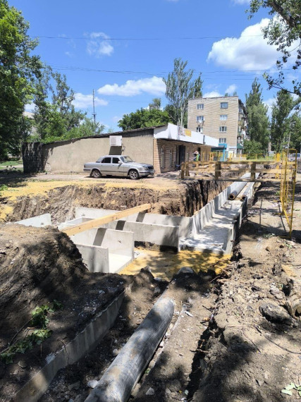 Коммунальщики Кузбасса восстанавливают участок сети водоснабжения в Горловке . Коммунальщики Кузбасса восстанавливают участок сети водоснабжения в Горловке .
