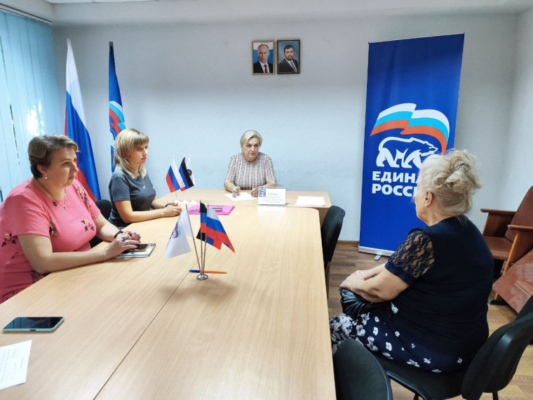 Руководитель Управы Калининского внутригородского района города Горловка Елена Васильевна Матенчук провела выездной прием граждан в местной общественной приемной Председателя ВПП «ЕДИНАЯ РОССИЯ» Дмитрия Медведева. Руководитель Управы Калининского внутригородского района города Горловка Елена Васильевна Матенчук провела выездной прием граждан в местной общественной приемной Председателя ВПП «ЕДИНАЯ РОССИЯ» Дмитрия Медведева.
