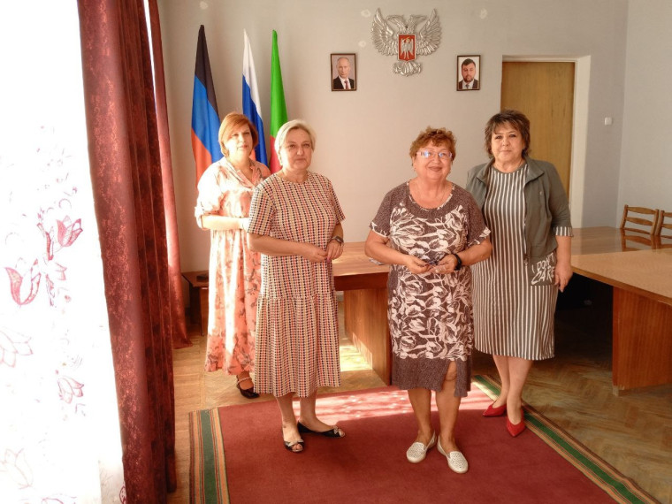 Вручение партийных билетов Всероссийской Политической Партии «ЕДИНАЯ РОССИЯ» в Калининском районе города Горловка. Вручение партийных билетов Всероссийской Политической Партии «ЕДИНАЯ РОССИЯ» в Калининском районе города Горловка.