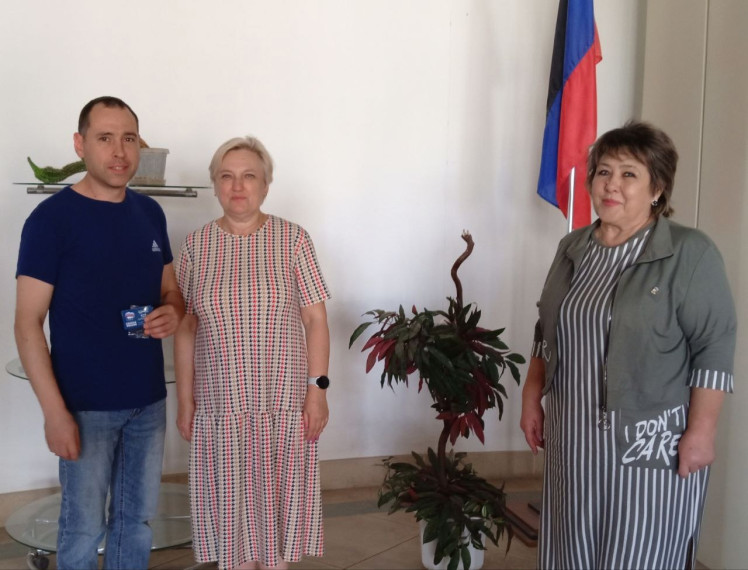 Торжественное вручение членских билетов ВПП "Единая Россия" сотрудникам ГУП ДНР «Стирол». Торжественное вручение членских билетов ВПП "Единая Россия" сотрудникам ГУП ДНР «Стирол».