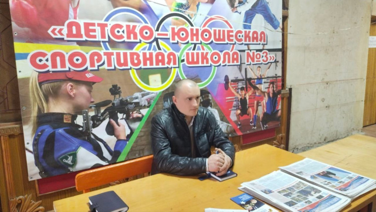 Заместитель главы администрации Никитовского района г. Горловка провел встречу с трудовым коллективом МБУ Г. Горловка ДЮСШ № 3. Заместитель главы администрации Никитовского района г. Горловка провел встречу с трудовым коллективом МБУ Г. Горловка ДЮСШ № 3.