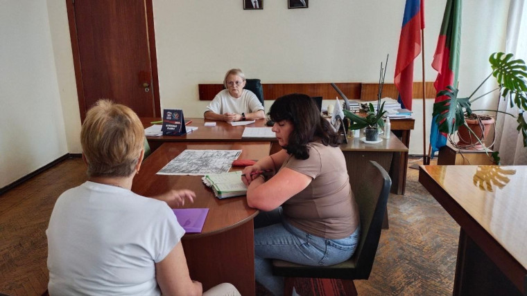 Личный прием граждан руководителем управы Никитовского внутригородского района города Горловка Ириной Джеломановой. Личный прием граждан руководителем управы Никитовского внутригородского района города Горловка Ириной Джеломановой.