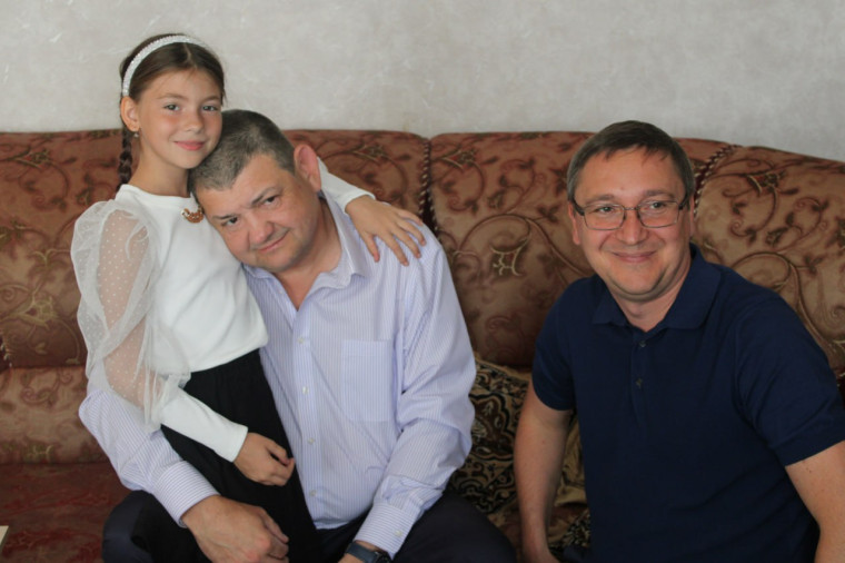 Иван Приходько и Роман Конев вручили детям, оставшимся без попечения родителей, канцелярские принадлежности и подарки в преддверии нового учебного года. Иван Приходько и Роман Конев вручили детям, оставшимся без попечения родителей, канцелярские принадлежности и подарки в преддверии нового учебного года.