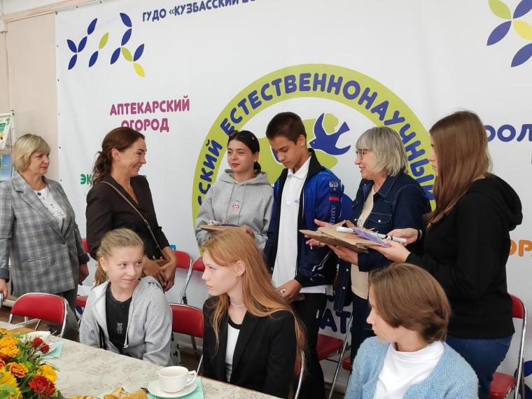 Дети из Горловки посетили естественнонаучный центр в Кемеровской области . Дети из Горловки посетили естественнонаучный центр в Кемеровской области .