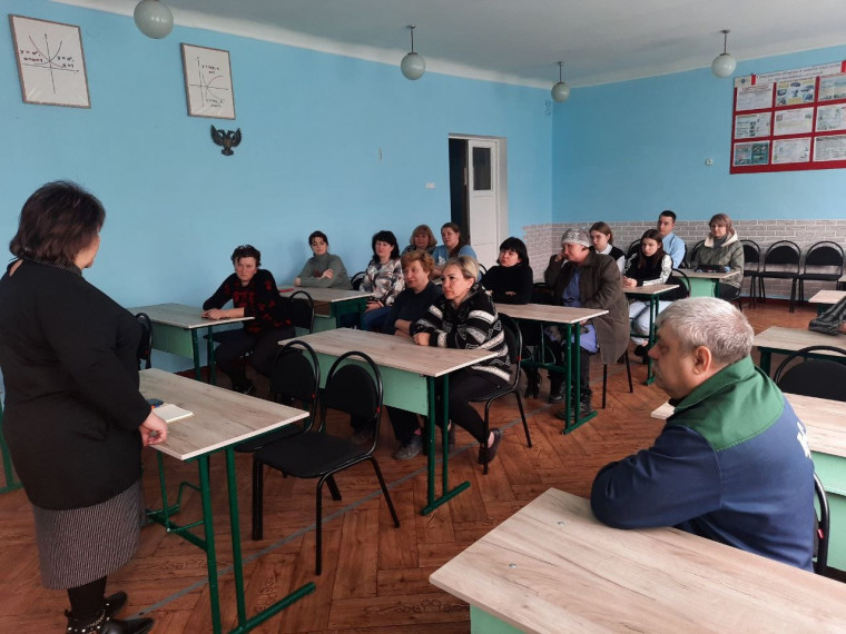 Представители администрации Калининского района г. Горловка провели встречу с населением на подведомственной территории . Представители администрации Калининского района г. Горловка провели встречу с населением на подведомственной территории .