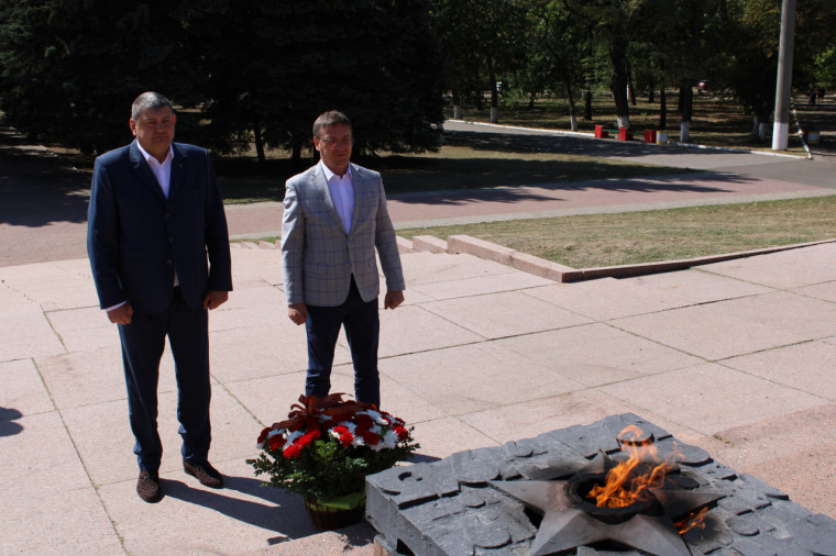 Возложение цветов, приуроченное Дню 81-й годовщины освобождения Донбасса от немецко-фашистских захватчиков. Возложение цветов, приуроченное Дню 81-й годовщины освобождения Донбасса от немецко-фашистских захватчиков.