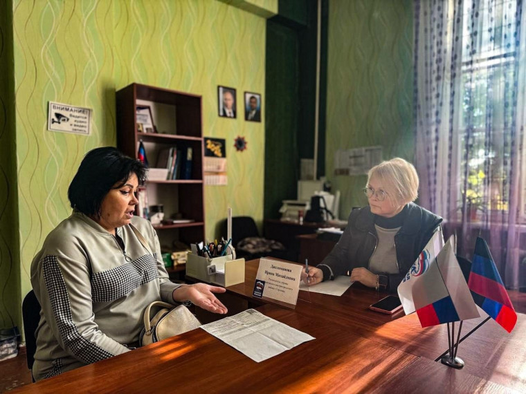 Руководитель управы Никитовского внутригородского района города Горловка Ирина Джеломанова провела выездной прием граждан. Руководитель управы Никитовского внутригородского района города Горловка Ирина Джеломанова провела выездной прием граждан.