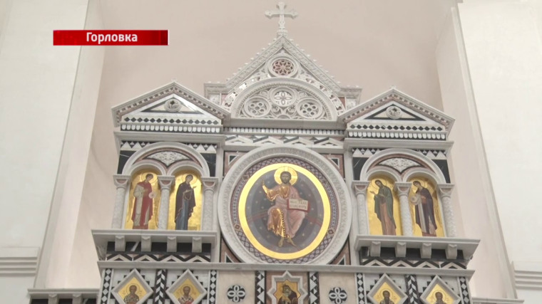 Великий день. Православная церковь празднует Воздвижение животворящего креста . Великий день. Православная церковь празднует Воздвижение животворящего креста .
