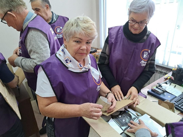 Волонтёры из Кузбасса собрали около 35 коробок гуманитарной помощи для жителей Горловки. Волонтёры из Кузбасса собрали около 35 коробок гуманитарной помощи для жителей Горловки.