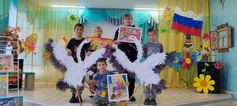 Хабаровчане создали картины своими руками для детей ДНР. Хабаровчане создали картины своими руками для детей ДНР.