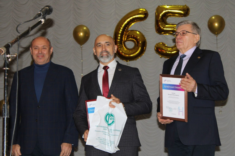 Кузбасс передаёт поздравления всем преподавателям, сотрудникам и студентам Автомобильно-дорожного института ДонНТУ. Кузбасс передаёт поздравления всем преподавателям, сотрудникам и студентам Автомобильно-дорожного института ДонНТУ.