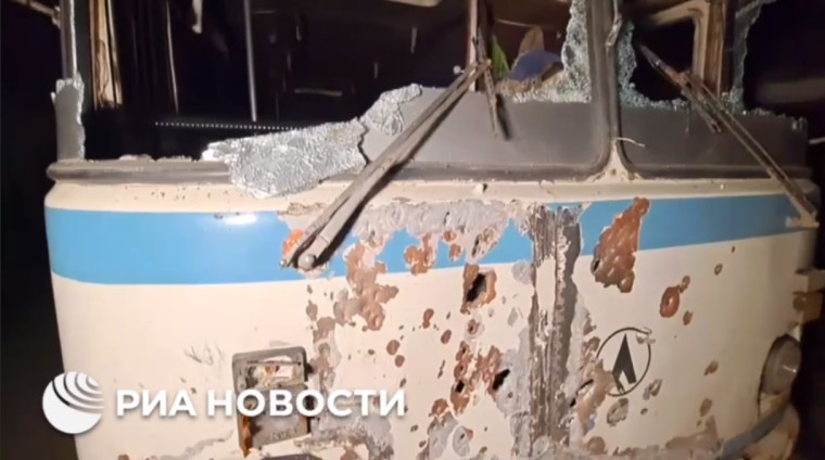 Украинские военные применили тактику "тихой атаки" при ударе дроном-камикадзе по автобусу в Горловке. Украинские военные применили тактику "тихой атаки" при ударе дроном-камикадзе по автобусу в Горловке.