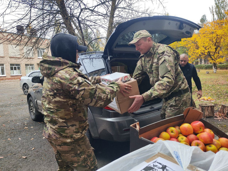 «Посылка солдату»: в преддверии Дня народного единства активисты Всероссийской политической партии «ЕДИНАЯ РОССИЯ» передали военнослужащим 1-го Донецкого армейского корпуса ВС РФ детские рисунки и подарки. «Посылка солдату»: в преддверии Дня народного единства активисты Всероссийской политической партии «ЕДИНАЯ РОССИЯ» передали военнослужащим 1-го Донецкого армейского корпуса ВС РФ детские рисунки и подарки.