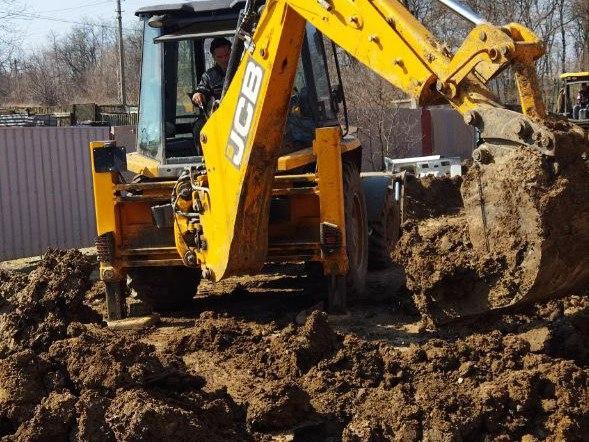 Коммунальщики Горловки заменили почти 300 метров водопровода в поселке Победа. Коммунальщики Горловки заменили почти 300 метров водопровода в поселке Победа.