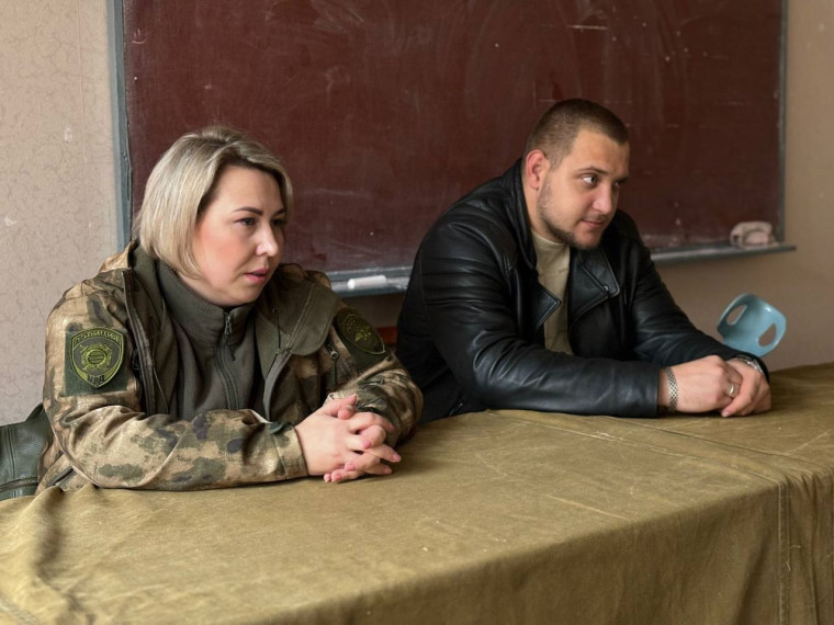 Сотрудники полиции проводят профилактические мероприятия с подрастающим поколением. Сотрудники полиции проводят профилактические мероприятия с подрастающим поколением.