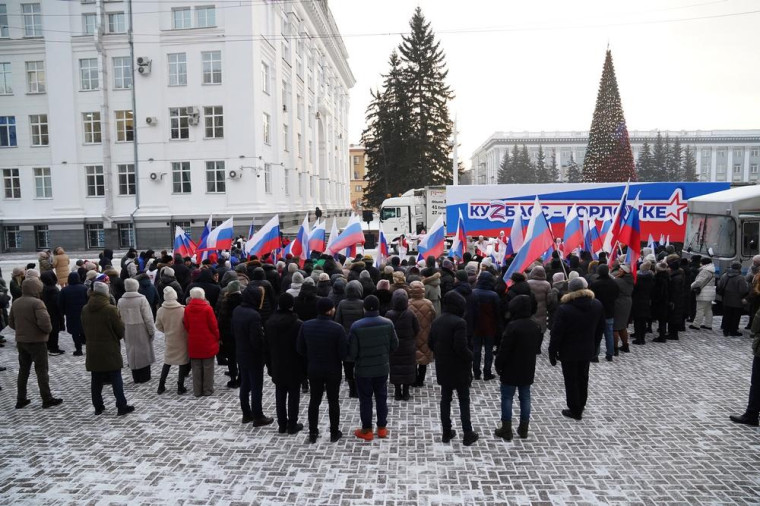 Кузбасс отправил в Горловку новогодние подарки для детей. Кузбасс отправил в Горловку новогодние подарки для детей.