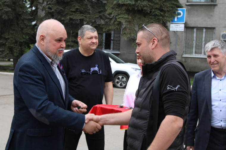 Губернатор КуZбасса Сергей Евгеньевич Цивилев передал ООО «Никитовский хлеб» три автомобиля, специально оборудованных для транспортировки хлебобулочных изделий. Губернатор КуZбасса Сергей Евгеньевич Цивилев передал ООО «Никитовский хлеб» три автомобиля, специально оборудованных для транспортировки хлебобулочных изделий.