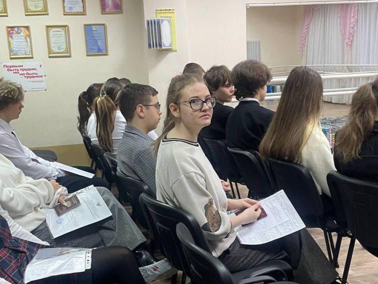 Школьница из Горловки принимает участие в олимпиаде по немецкому языку. Школьница из Горловки принимает участие в олимпиаде по немецкому языку.