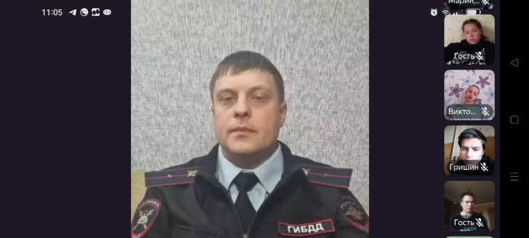 Сотрудники ГИБДД провели беседы со школьниками. Сотрудники ГИБДД провели беседы со школьниками.