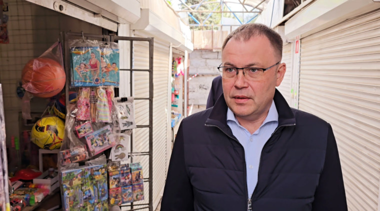 Губернатор Кузбасса Илья Владимирович Середюк побывал на поврежденном обстрелом ВФУ рынке в Горловке. Губернатор Кузбасса Илья Владимирович Середюк побывал на поврежденном обстрелом ВФУ рынке в Горловке.
