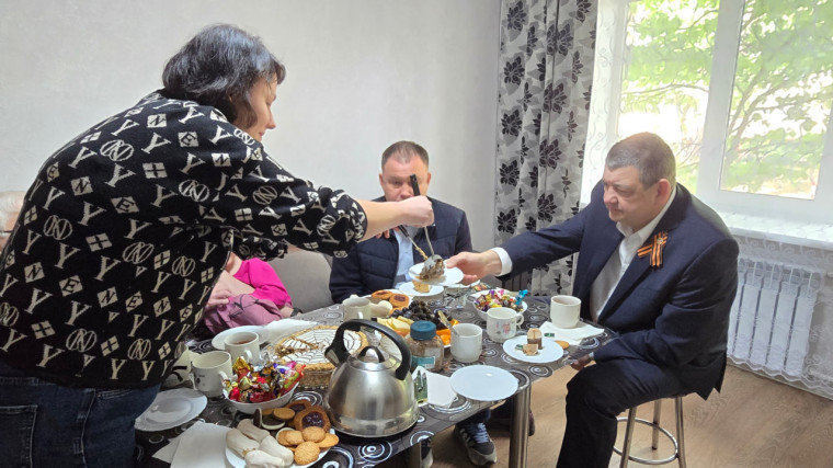 Губернатор шефа-региона Горловки – Кузбасса Илья Владимирович Середюк побывал в гостях у семьи Пигоревых. Губернатор шефа-региона Горловки – Кузбасса Илья Владимирович Середюк побывал в гостях у семьи Пигоревых.