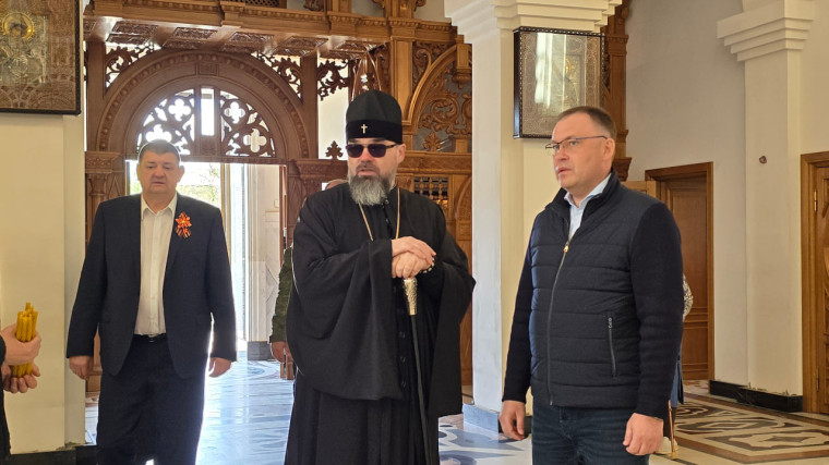 Губернатор Кузбасса Илья Владимирович Середюк побывал в Богоявленском кафедральном соборе Горловки. Губернатор Кузбасса Илья Владимирович Середюк побывал в Богоявленском кафедральном соборе Горловки.