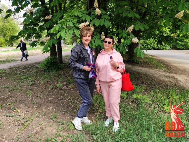 Патриотическая акция «Триколор» по раздаче ленточек в честь празднования Дня Республики в Калининском внутригородском районе города Горловка продолжается. Патриотическая акция «Триколор» по раздаче ленточек в честь празднования Дня Республики в Калининском внутригородском районе города Горловка продолжается.