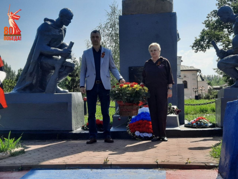 Возложение цветов к памятным местам в Калининском внутригородском районе города Горловка. Возложение цветов к памятным местам в Калининском внутригородском районе города Горловка.