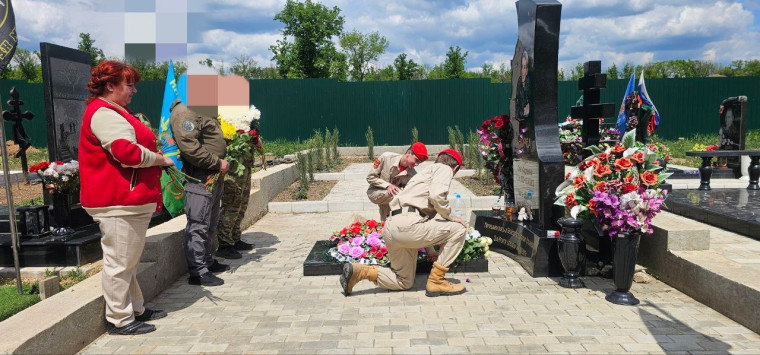 Горловские юнармейцы почтили память Ольги Сергеевны Качуры (позывной «КОРСА»). Горловские юнармейцы почтили память Ольги Сергеевны Качуры (позывной «КОРСА»).