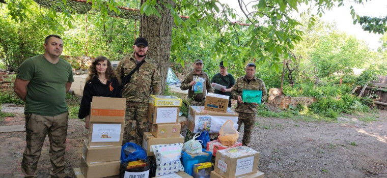 В преддверии Светлого Христова Воскресения активисты МО ОД «ДР» Центрально-Городского района Горловки передали военнослужащим 1-го Донецкого армейского корпуса ВС РФ детские рисунки и подарки. В преддверии Светлого Христова Воскресения активисты МО ОД «ДР» Центрально-Городского района Горловки передали военнослужащим 1-го Донецкого армейского корпуса ВС РФ детские рисунки и подарки.