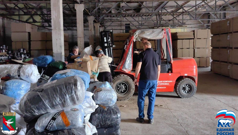 В Горловку доставлена большая партия гуманитарной помощи из Кузбасса . В Горловку доставлена большая партия гуманитарной помощи из Кузбасса .