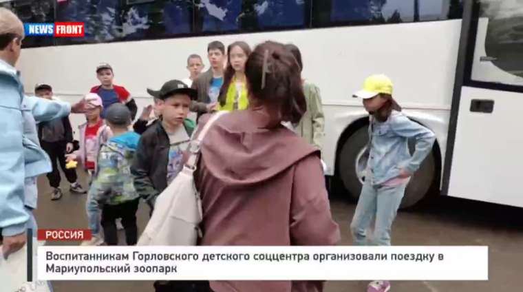 Сегодня рано утром четырнадцать воспитанников Горловского детского социального центра отправились в небольшое путешествие по Республике. Сегодня рано утром четырнадцать воспитанников Горловского детского социального центра отправились в небольшое путешествие по Республике.