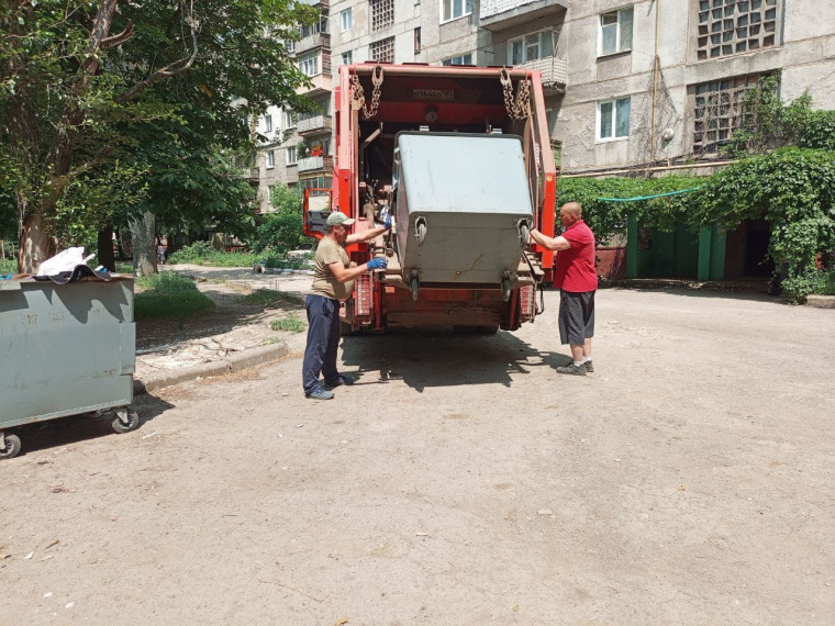 Горловским филиалом ГУП ДНР «ДОНСНАБКОМПЛЕКТ» ежедневно, производится работа по вывозу твердых коммунальных отходов . Горловским филиалом ГУП ДНР «ДОНСНАБКОМПЛЕКТ» ежедневно, производится работа по вывозу твердых коммунальных отходов .