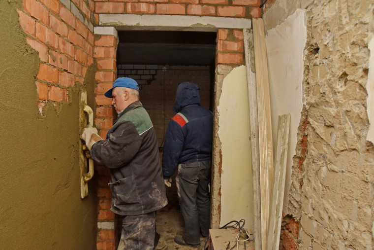 Строители из Кузбасса приступили к восстановительным работам в Горловке. Строители из Кузбасса приступили к восстановительным работам в Горловке.