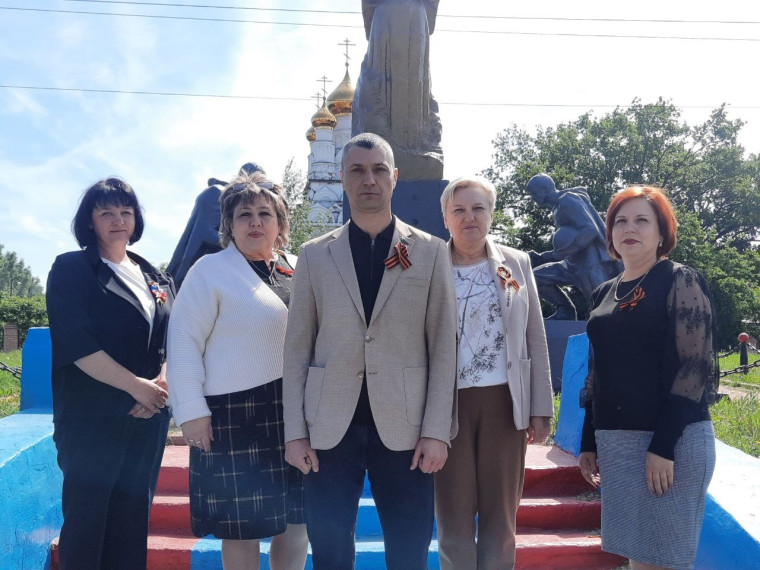 Возложение цветов к мемориалу воинской славы. Возложение цветов к мемориалу воинской славы.
