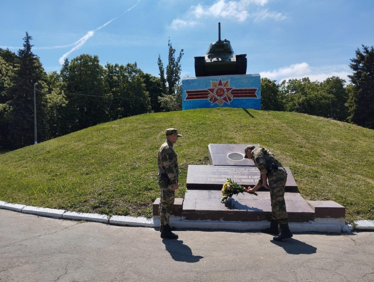 Сотрудники полиции возложили цветы к братской могиле в Горловке . Сотрудники полиции возложили цветы к братской могиле в Горловке .