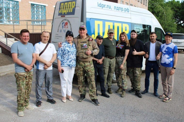 Волонтёры передали гумпомощь Детскому социальному центру Горловки . Волонтёры передали гумпомощь Детскому социальному центру Горловки .